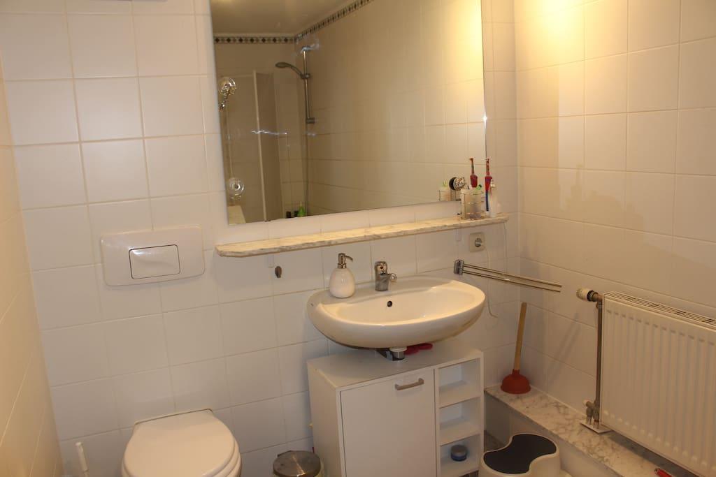 Das Badezimmer mit der Badewanne