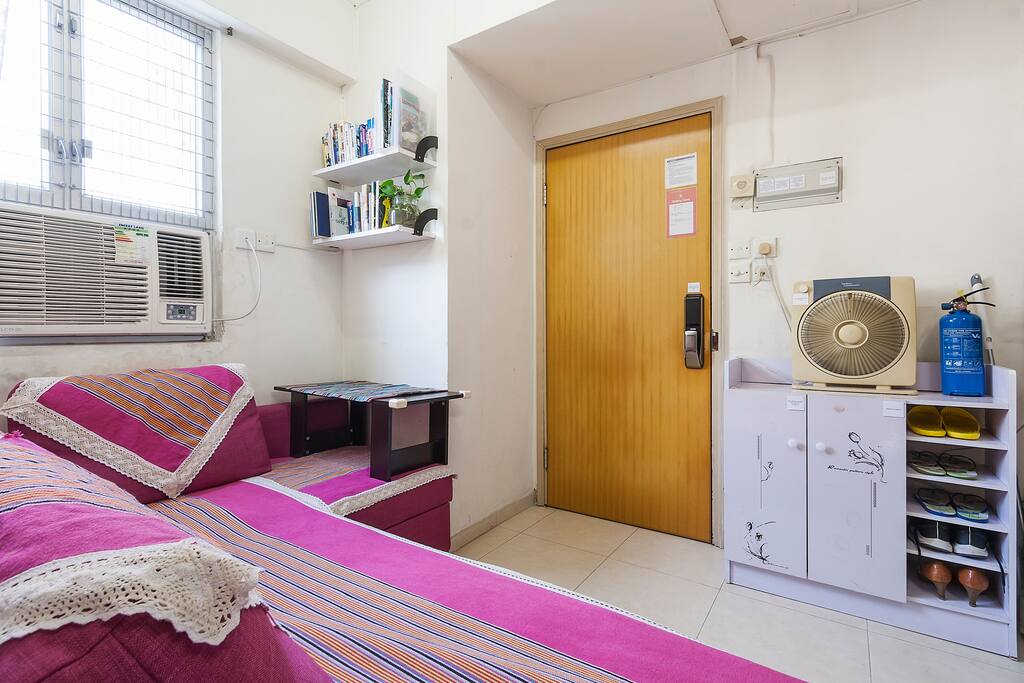 The living is the common area that is shared with guests and host. In case of some big piece of luggage, guests can keep them in the living area. 起居室是住客及房東共用的,萬一行李箱太大,也可以存放在這裡。