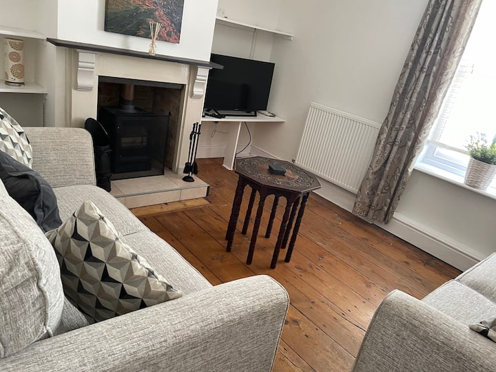 The Old Forge | Castle Views, Hot Tub & Courtyard - Caernarfon