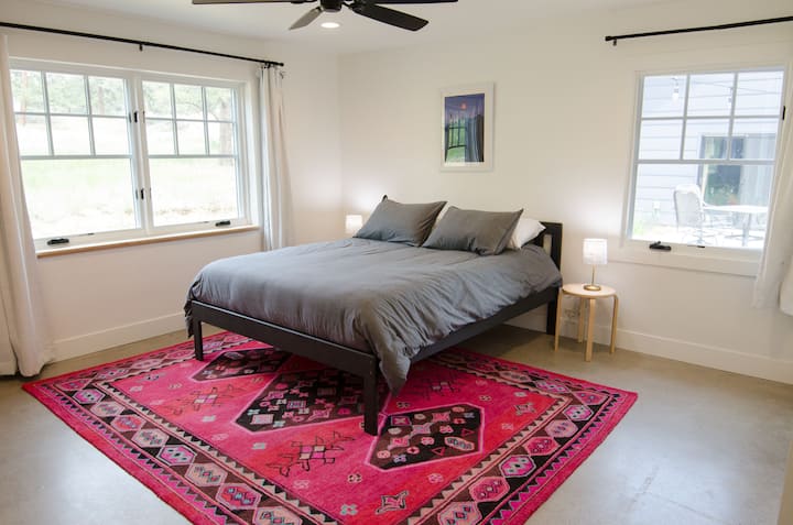 Bedroom 2, Queen bed.