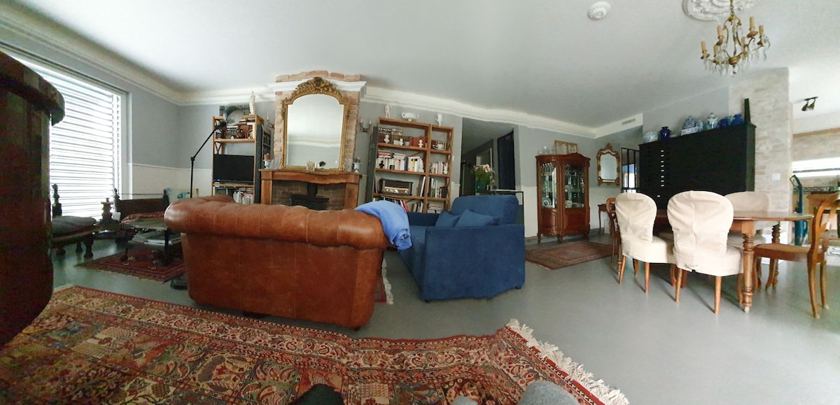 Top Airbnb: Basement, billiards, ping-pong, garden. in Saint Jean Et Charmilles