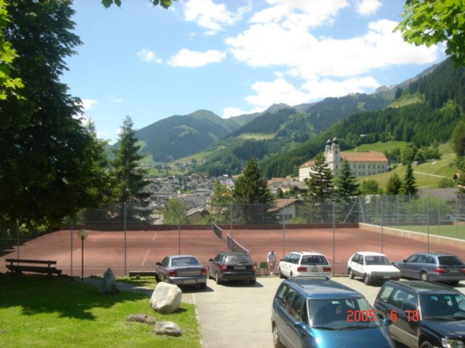 Tennisplatz mit Parkplatz