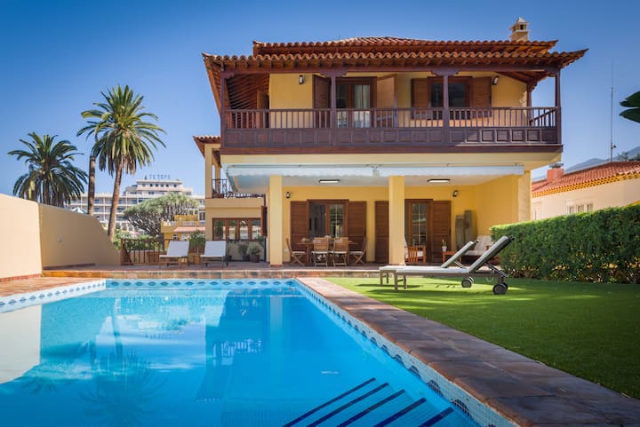 Limonero. Central luxury villa with pool and BBQ.