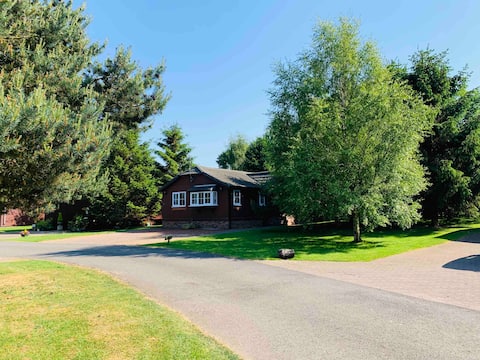 Top performing Airbnb: Cosy Woodland Retreat Near Lake in Thirston