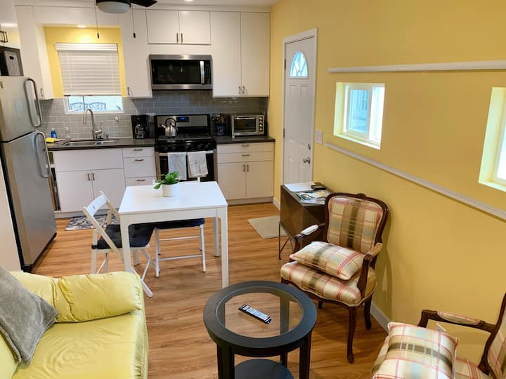 Remodeled Guesthouse. Central Quiet Safe Location! - Los Angeles, CA