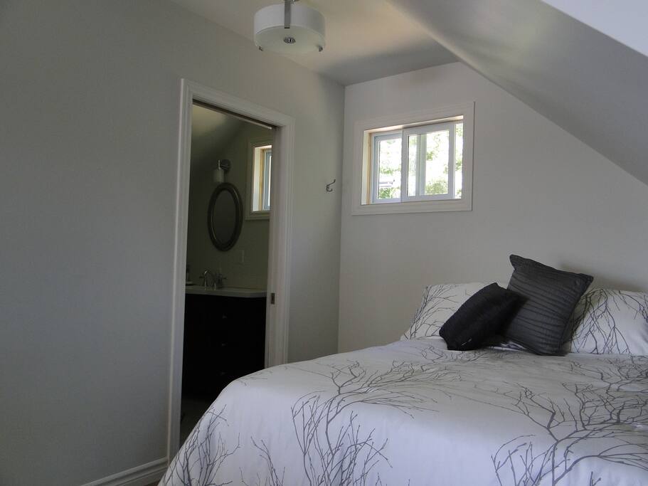 Ensuite bath off bed area