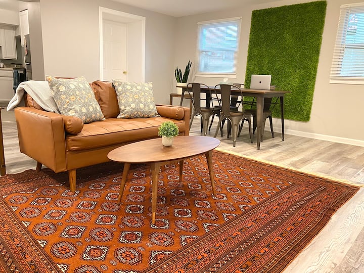 Spacious 2br/2ba & Parking In Downtown Bethesda - Bethesda, MD