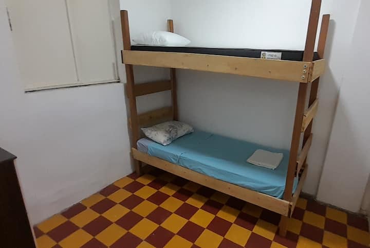 Spálňa 1: je vybavená poschodovou posteľou, rozdelenou klimatizáciou a komodou.