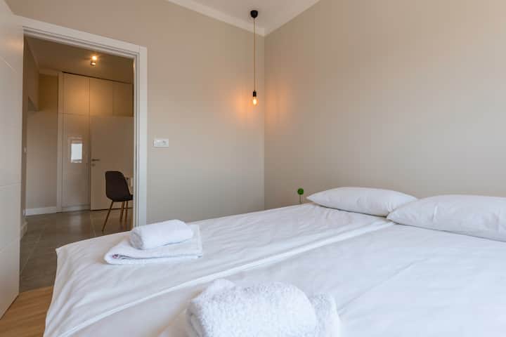 Komfortables drittes Schlafzimmer mit minimalistischem Dekor.