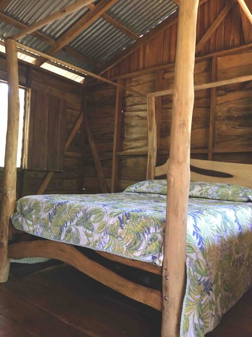 Excelente cama queen para un descanso placentero.