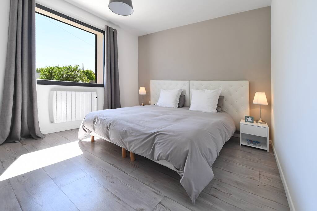 Une chambre au calme avec un confortable lit Queen size (180x200)