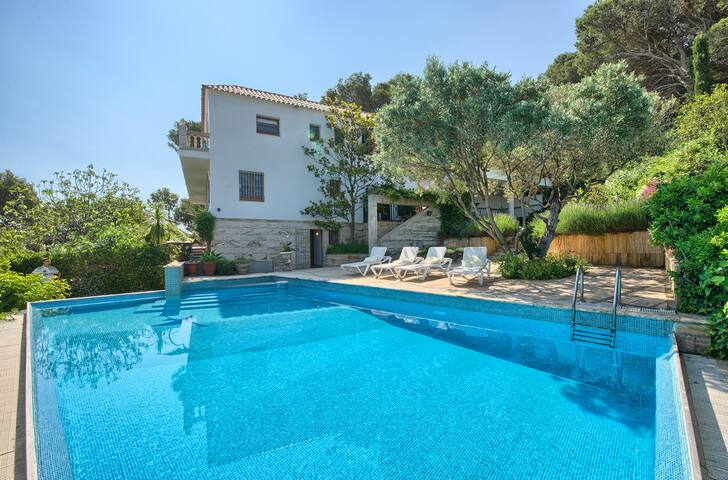 Begur Villa for 8 near beach and with private pool gallery image 2