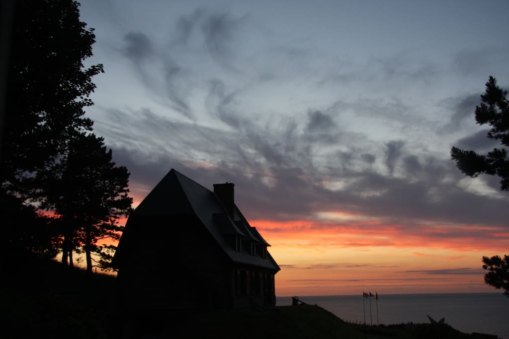 Coucher de soleil devant la maison / View of the sunset from the house.