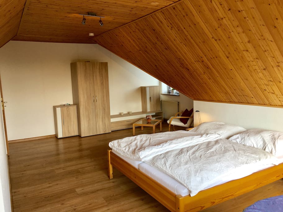 Zimmer Nr. 2 mit Doppelbett, Sessel und Wohnwand inclusive Kleiderschrank. Achtung: Ab 01.08.18 befindt sich das Einzelbett zusätzlich in diesem Raum!
