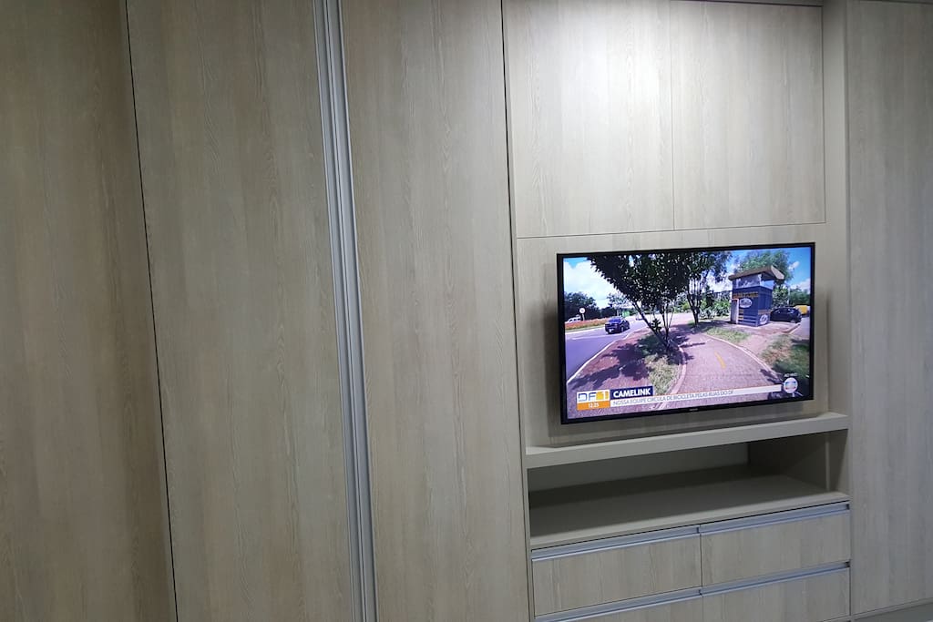 TV LED 43" e armários com maleiro