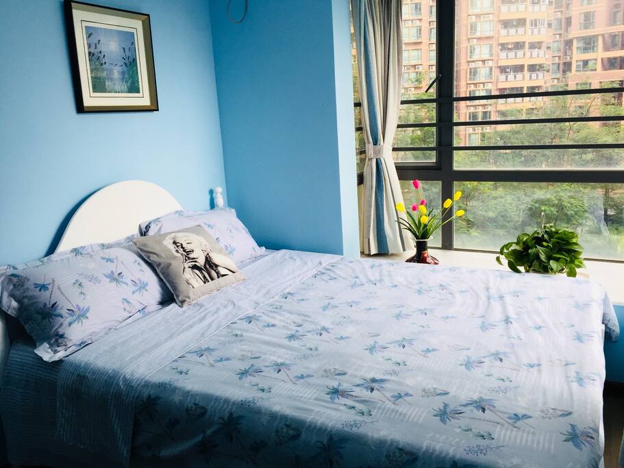 房间有个大飘窗正看香港米铺。视野辽阔,四周风景优美。