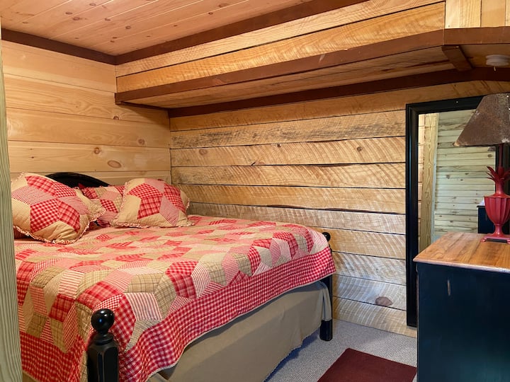 חדר שינה עם מזרן חדש עם כרית קינג סייז 