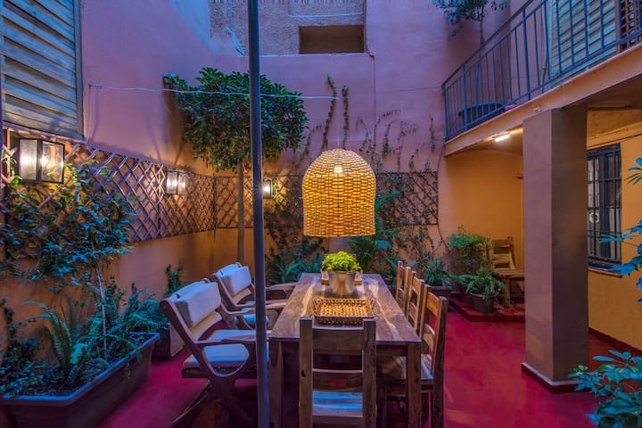 Art Pantheon House in Plaka • Acropolis area