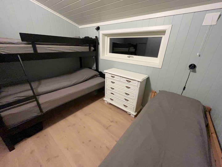 Cabin/bedroom (sleeps 4 + travel bed)