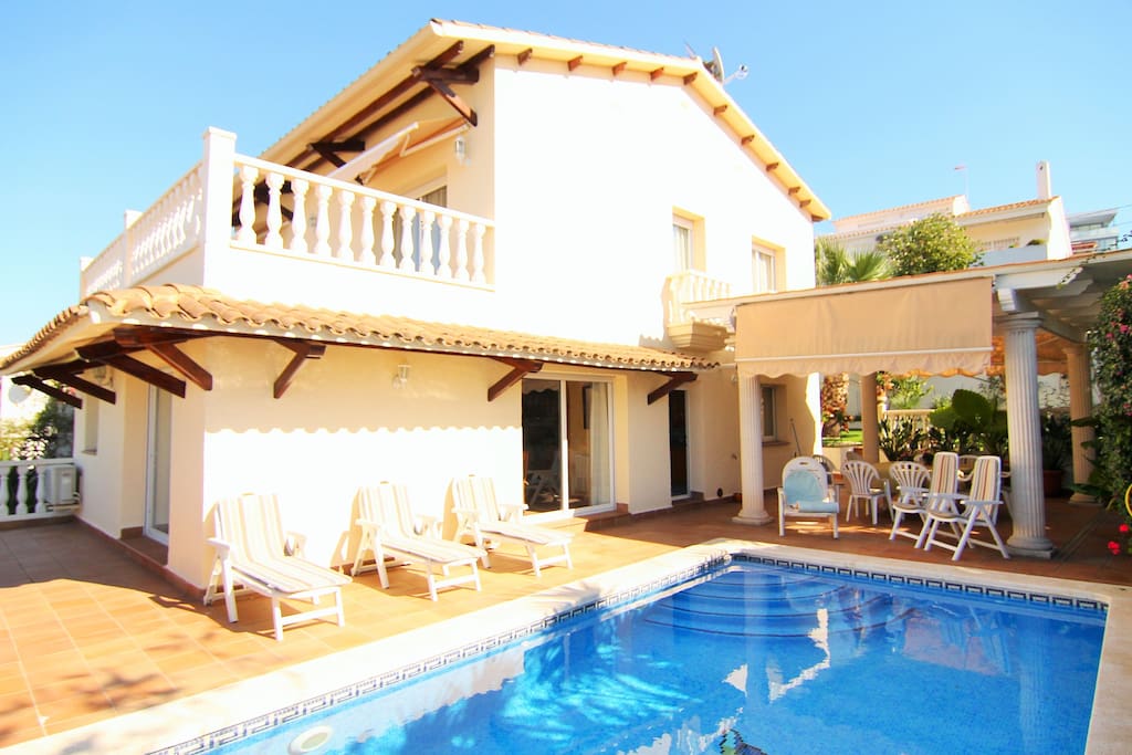 Villa con piscina privada y jardín