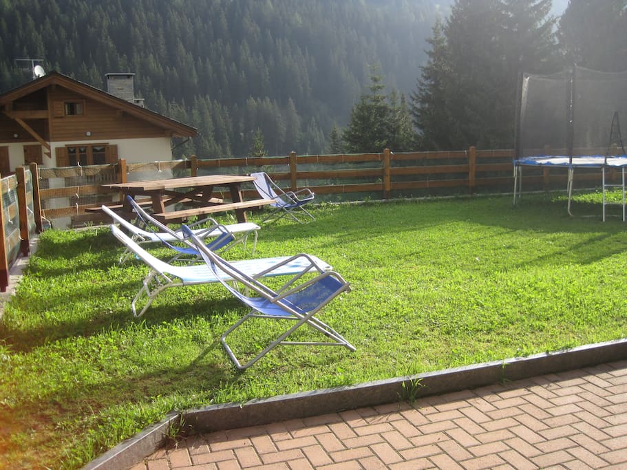 Terrazzo/solarium con sdraio, lettini e tavolo in legno