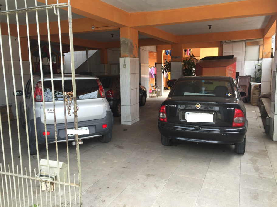 Garagwm coberta com portão.