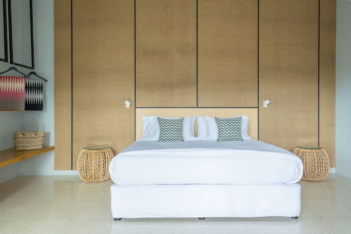 Huvudsovrum på övre plan med tillhörande badrum