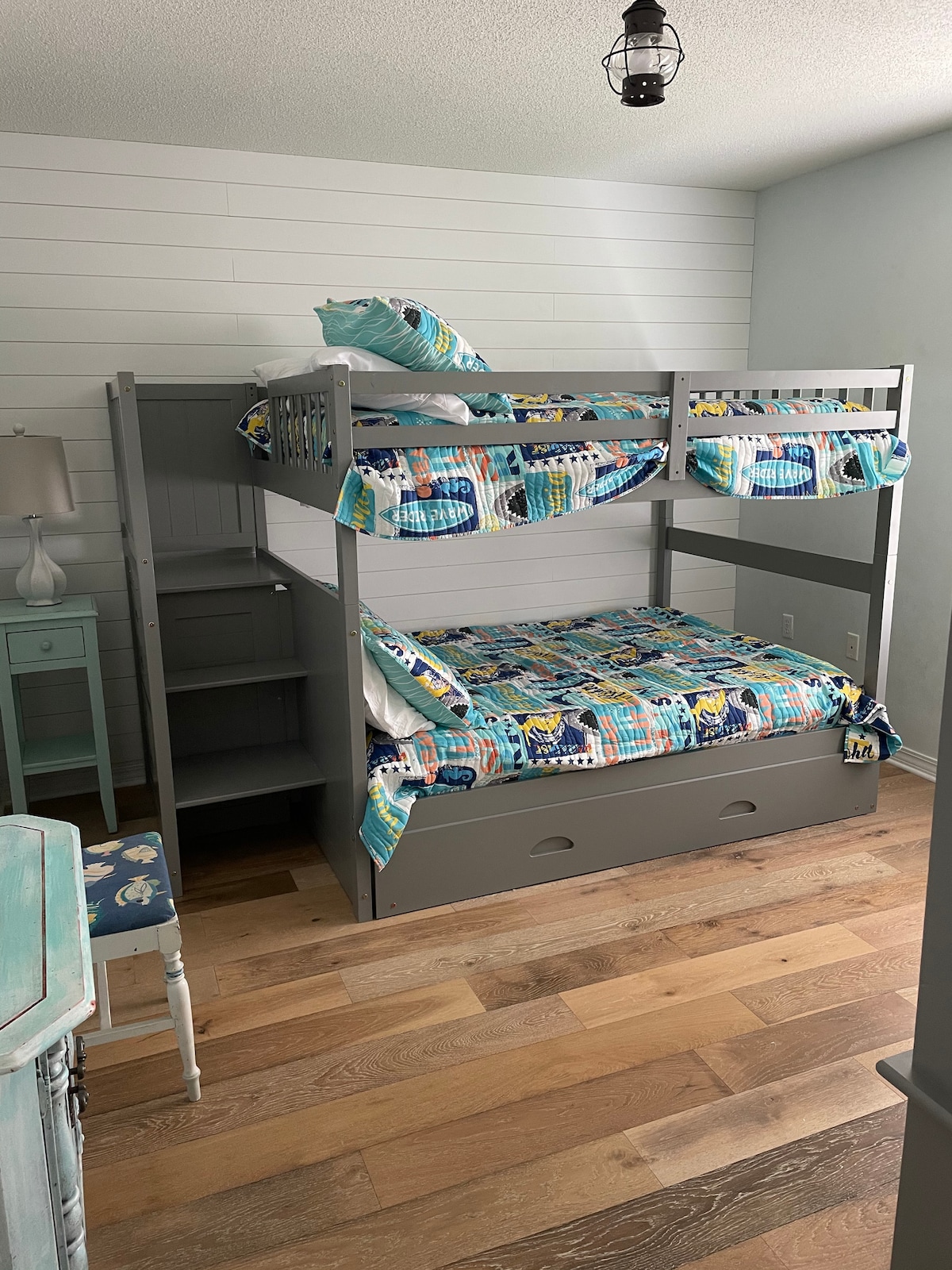 غرفة ممتعة للغاية بطابقين كاملة بسرير متحرك مزدوج - غرفة لركوب الأمواج.  