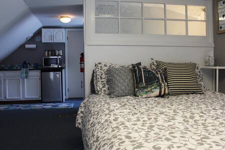 Private Artist's Studio Apartment