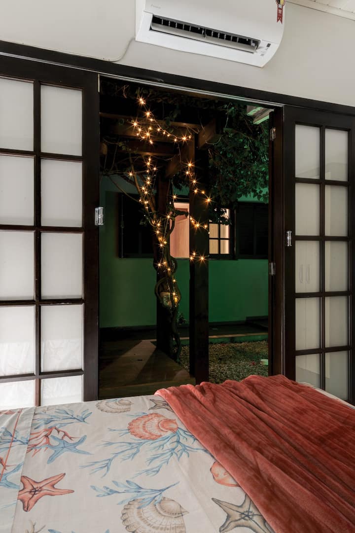 Hyrje magjepsëse nga dhoma 02 në pishinë