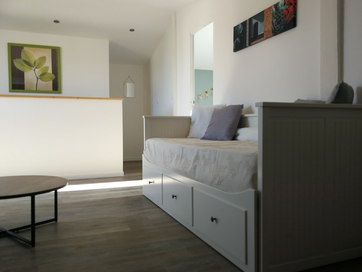 Esta segunda habitación con camas está abierta en el hueco de las escaleras.