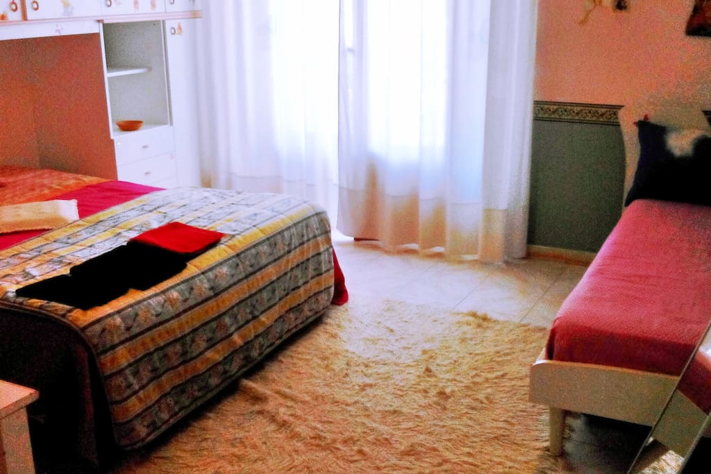 Letto matrimoniale con 2 lettini aggiunti