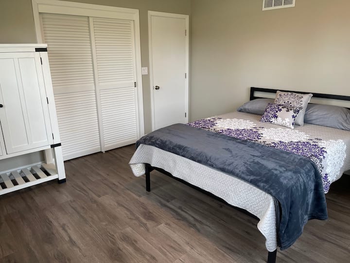 El segundo dormitorio cuenta con una nueva cama tamaño QUEEN. 