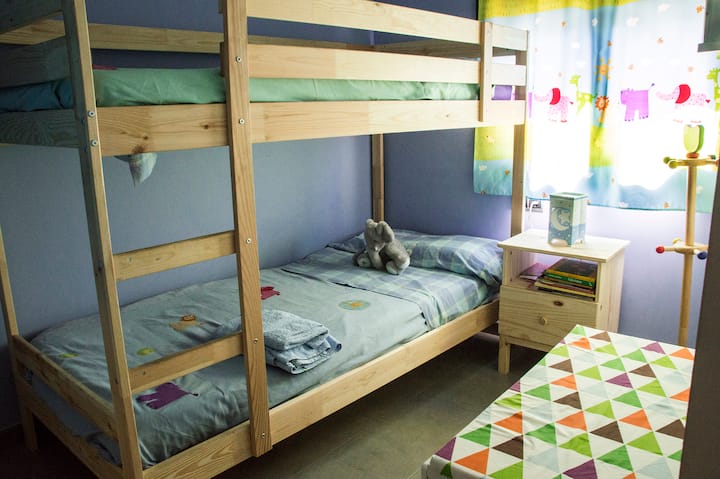 Საძინებელი ორსართულიანი საწოლით