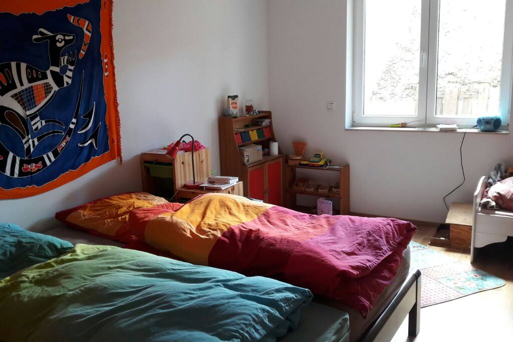 Elternschlafzimmer mit kleinem Kinderbett