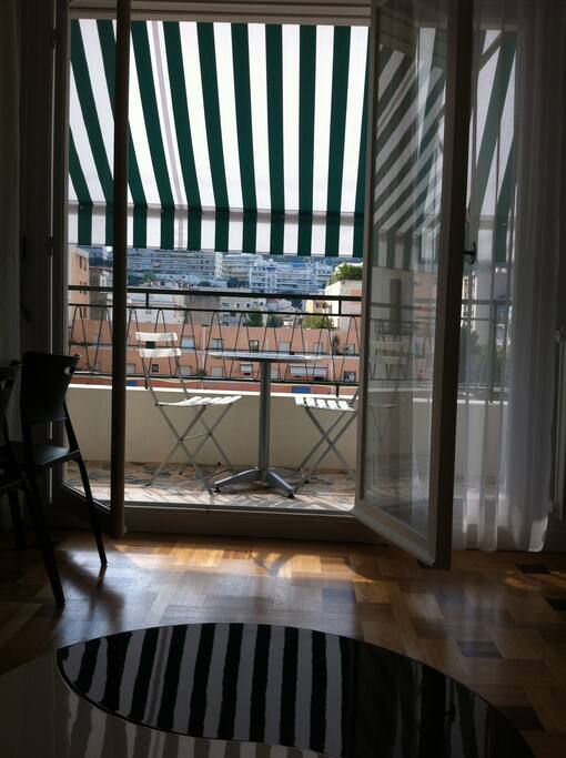salon avec balcon