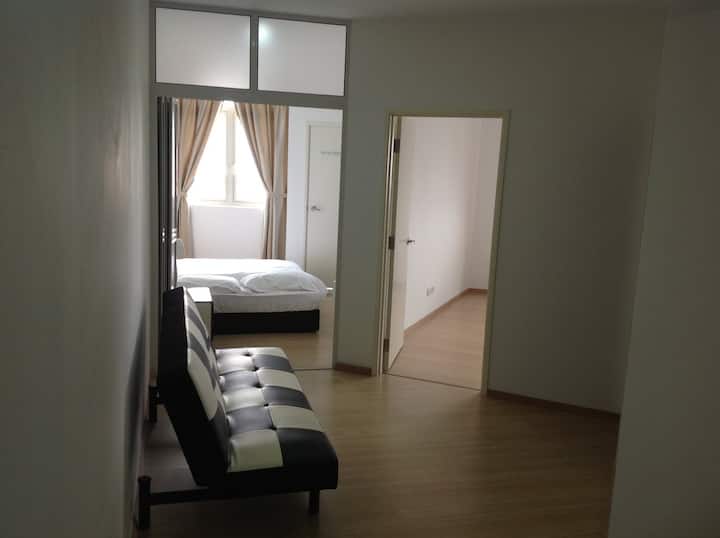 Преглед од дневната соба и две спални соби