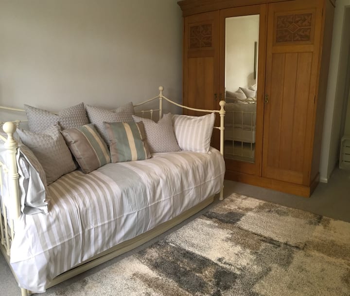 חדר שינה 2, מיטת יום של לורה אשלי שיכולה להיות יחיד, תאום או סופר קינג, ארון בגדים טרבל מציע שפע של מקום לתלייה ואחסון. 