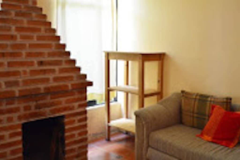 Sofa y chimenea en la planta baja.