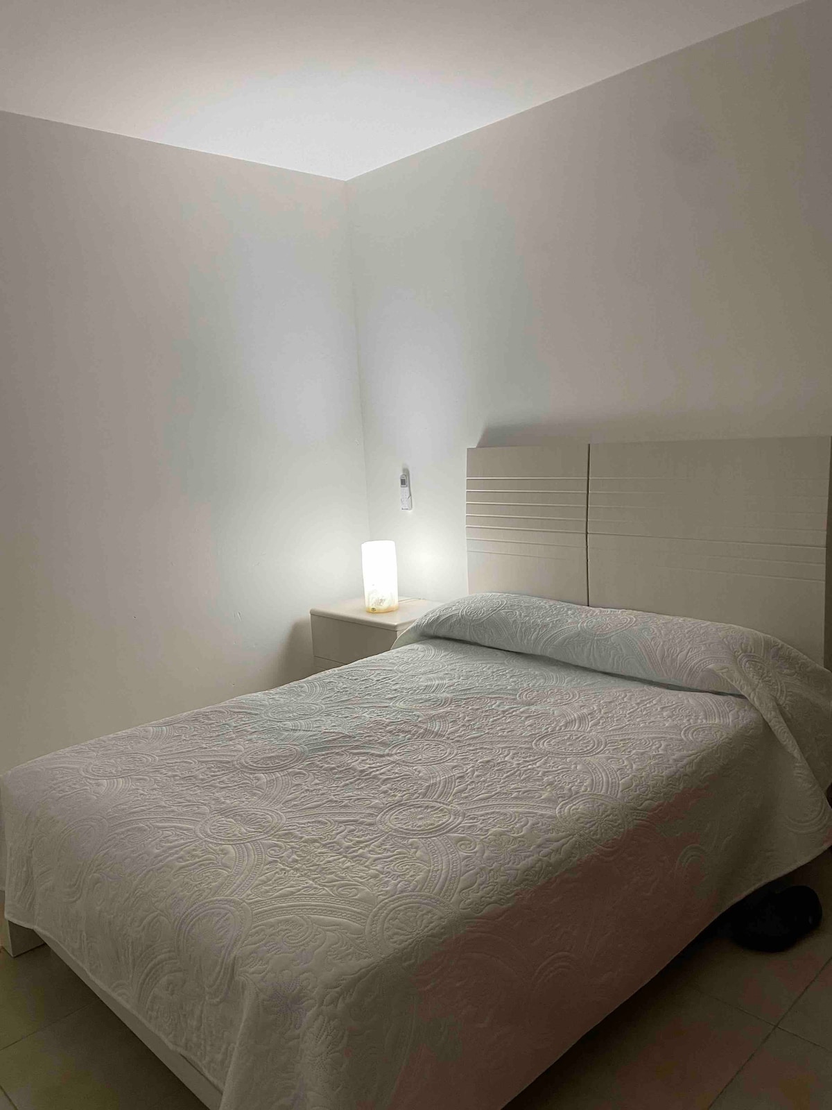 Recámara con cama Matrimonial 