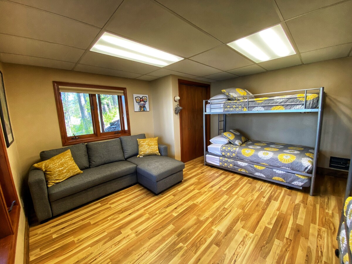 Esta es la habitación litera.  Es ideal para niños, pero sin duda también puede dormir cómodamente a los adultos.  Cada litera tiene una cama nido plegable debajo para que puedan dormir un total de 6 personas.  El sofá es un lugar ideal para relajarse, pero también se pliega en un sofá cama tamaño queen y podría dormir otro adulto o un par de niños pequeños. 