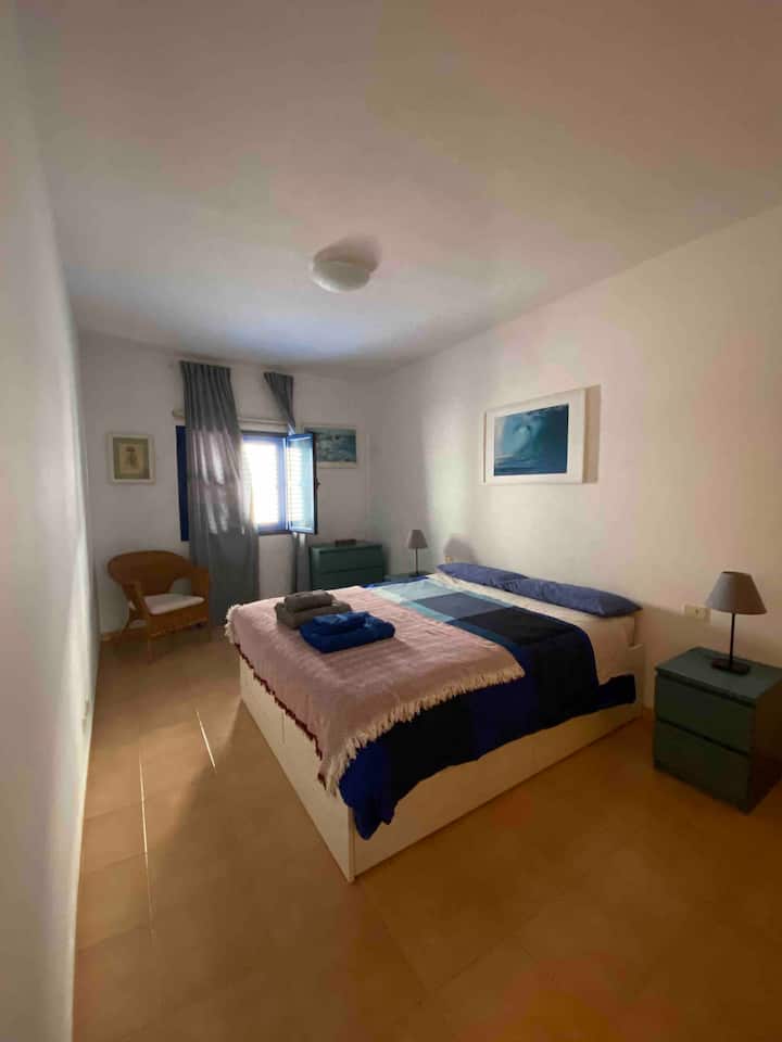 Quarto espaçoso e confortável. Cama de casal.