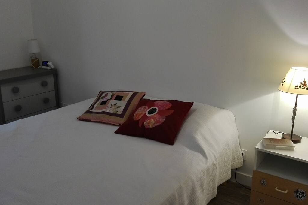Le lit mesure 160x200.