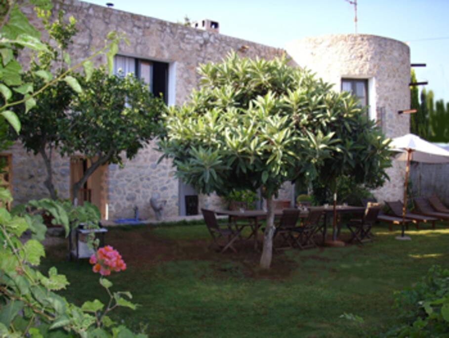 Fachada y jardin