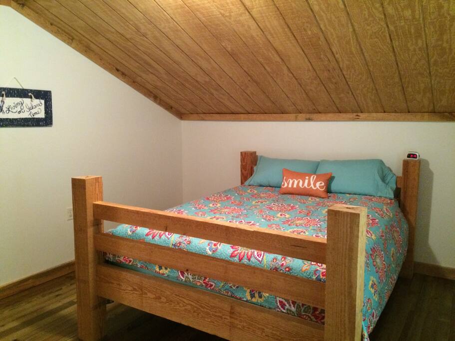 Bedroom with Queen bed