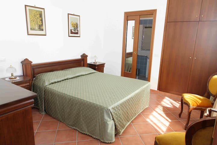 dormitorio 2: primer piso doble con baño privado y aire acondicionado.