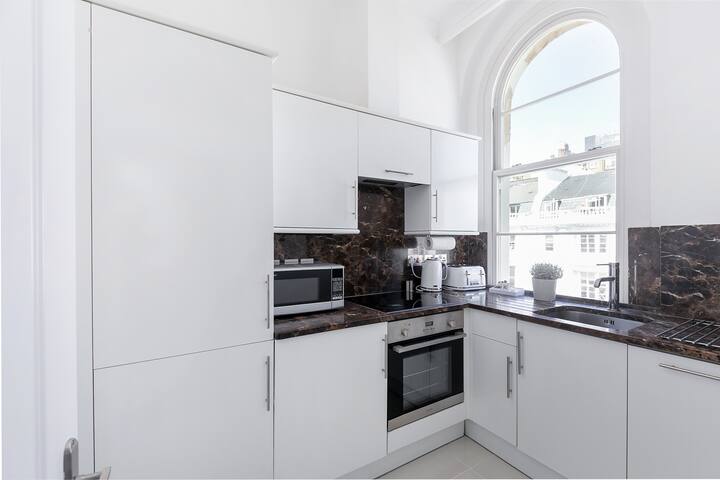 Deluxe 2bed with A/C and lift near Paddington gallery image 3