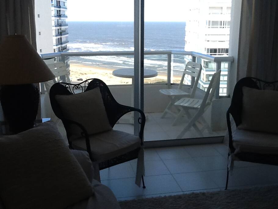 Living, terraza, vista al mar