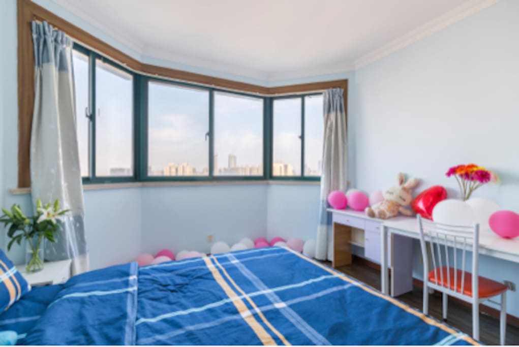 主卧观景窗(The big bedroom with balloons)