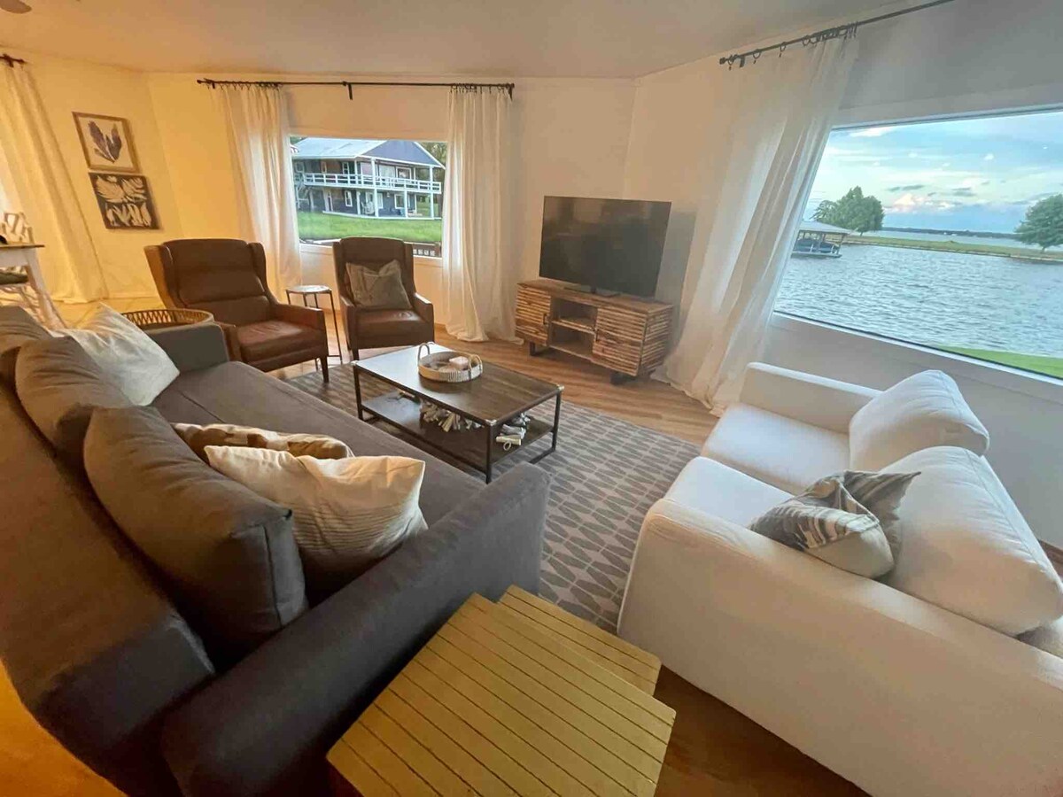 主屋起居室-有很多座位，可容纳您的所有人！